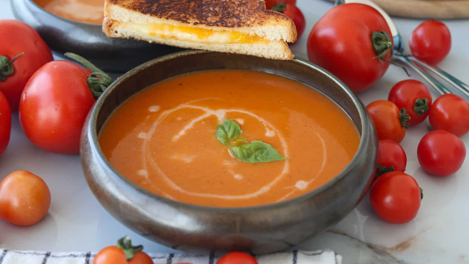Sopa de Tomate Asado con Sal de Atacama