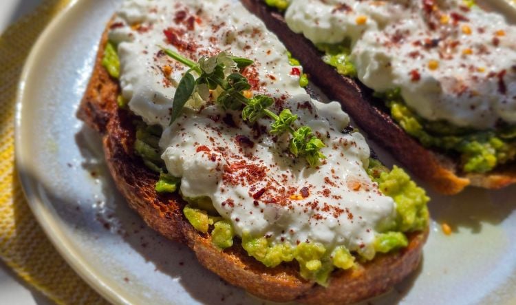 Tostada de Aguacate con Escamas de Sal de Atacama